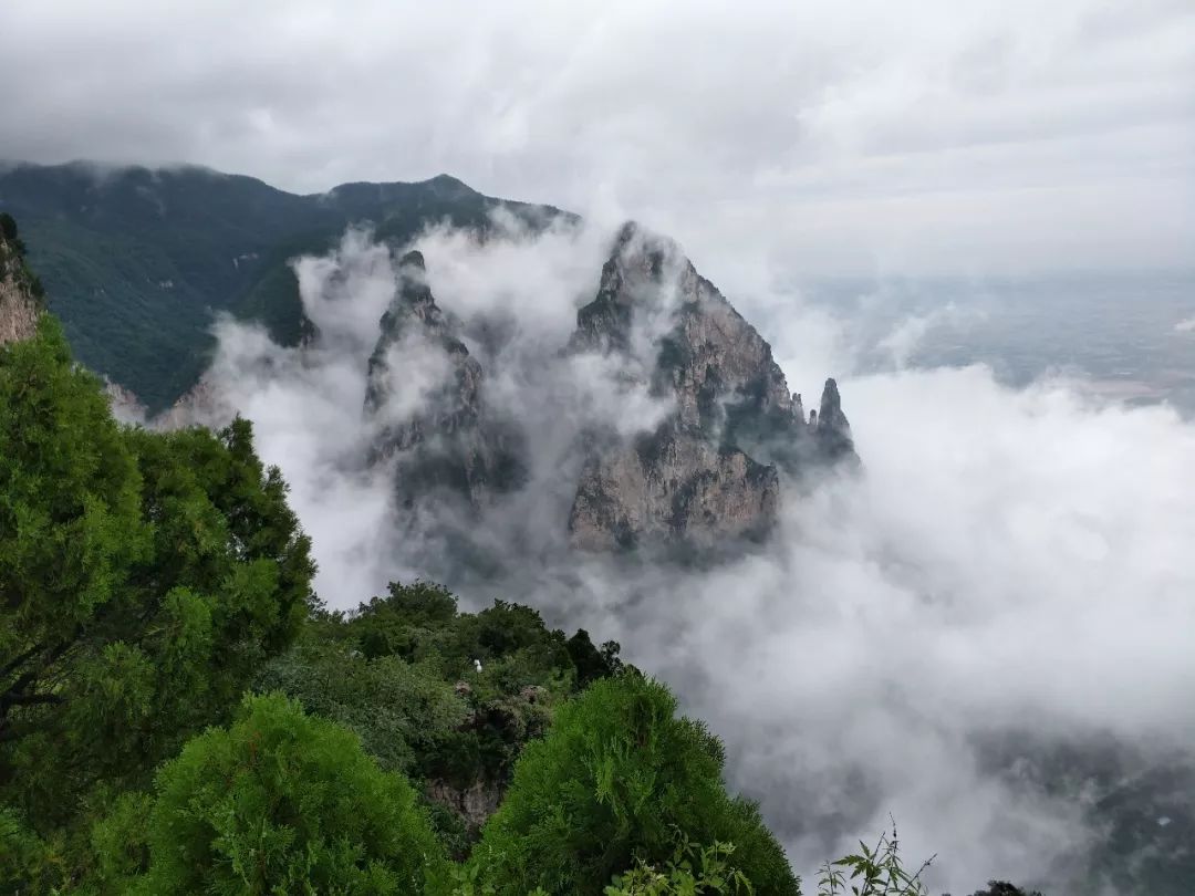 之後,絕美景色盡收眼底,滾滾雲海,變幻莫測,此刻只想到一句:天上瑤臺