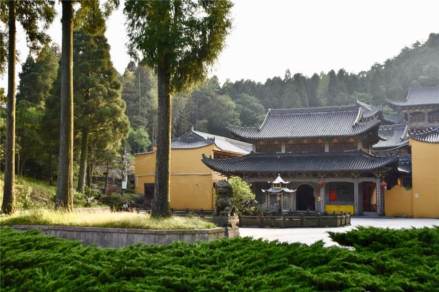 名山多古寺,名聞遐邇的法雲寺,就隱在蒼山半山之間,寺廟中的巖刻