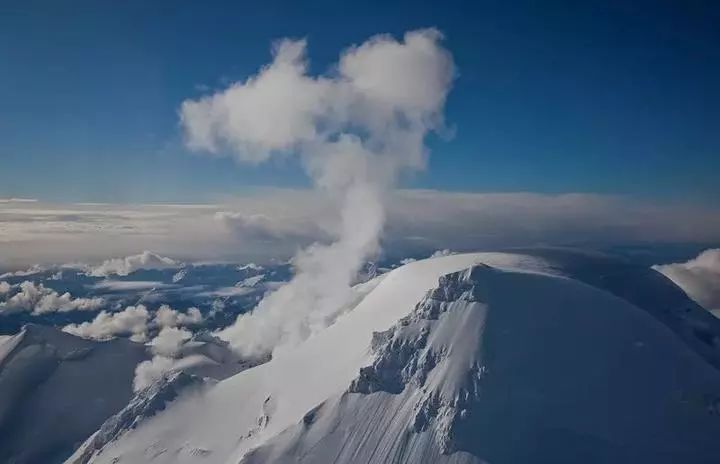 "如果你一早起来,冬季降雪过后,你会看到贝克山背后的大蒸汽羽流.