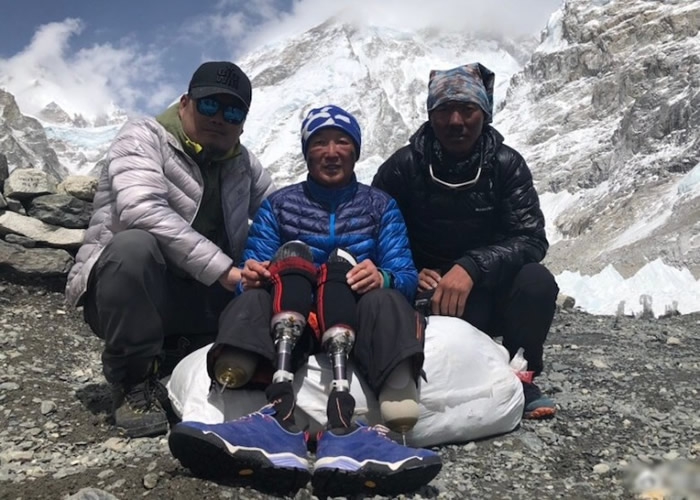 69岁的北京残疾登山家夏伯渝五度闯珠峰终登顶