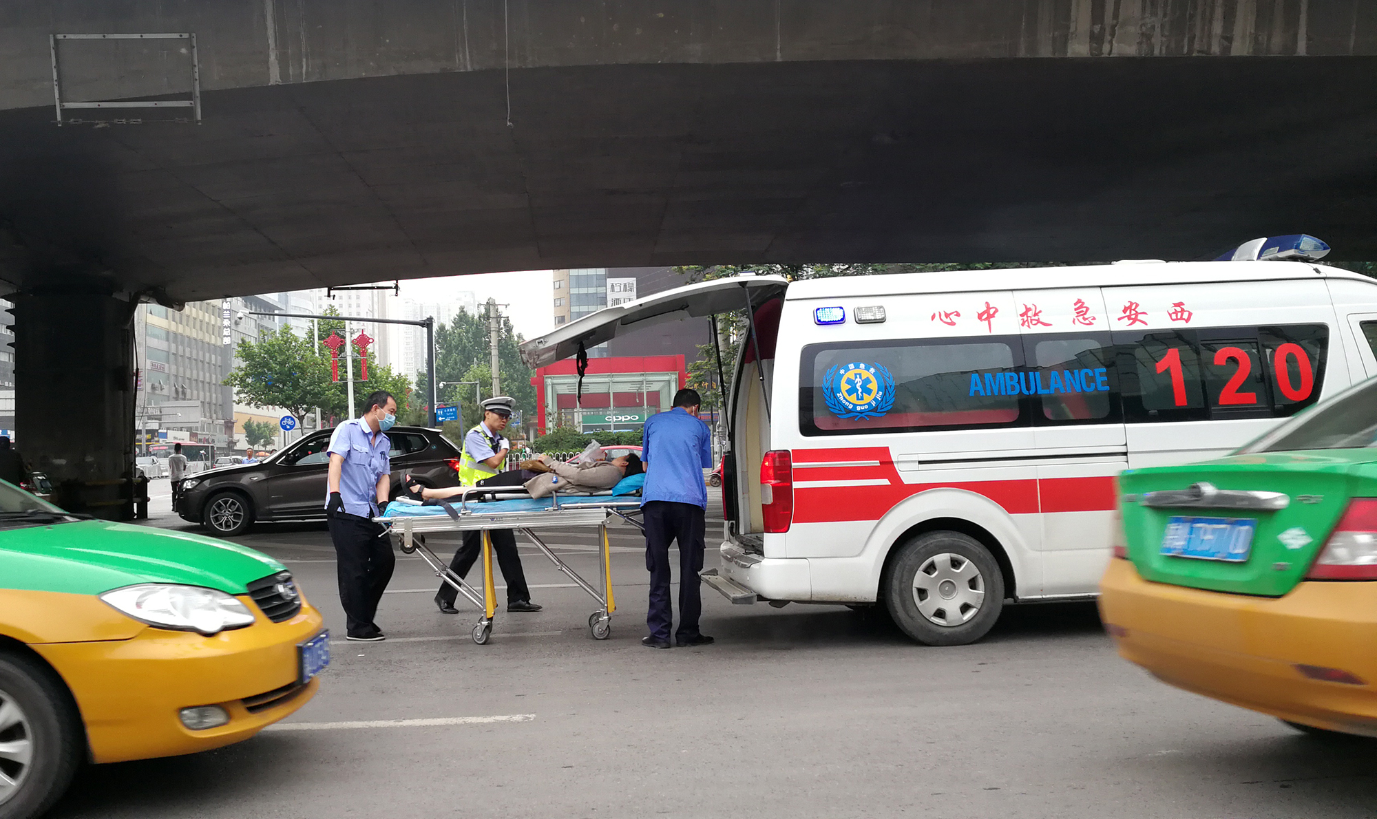今天早上七点多,西安通化门十字路口发生车祸,惊动了救护车