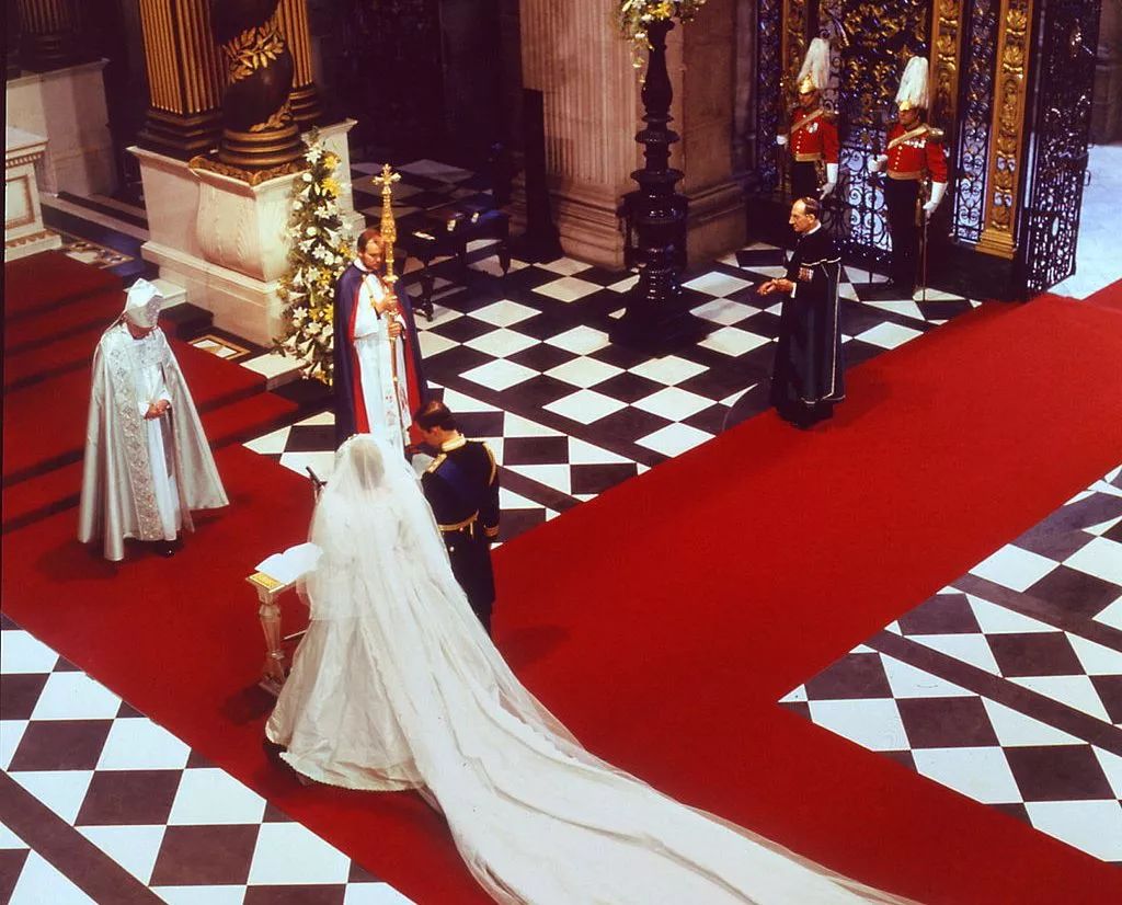 日7 年前,威廉王子与凯特王妃的婚礼在伦敦市区威斯敏斯特大教堂举行