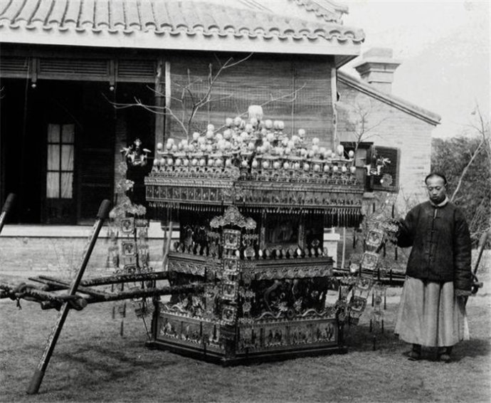 京劇名伶潘雪豔瑾妃(中間)與外甥女唐怡瑩,溥儀弟弟溥傑合影.