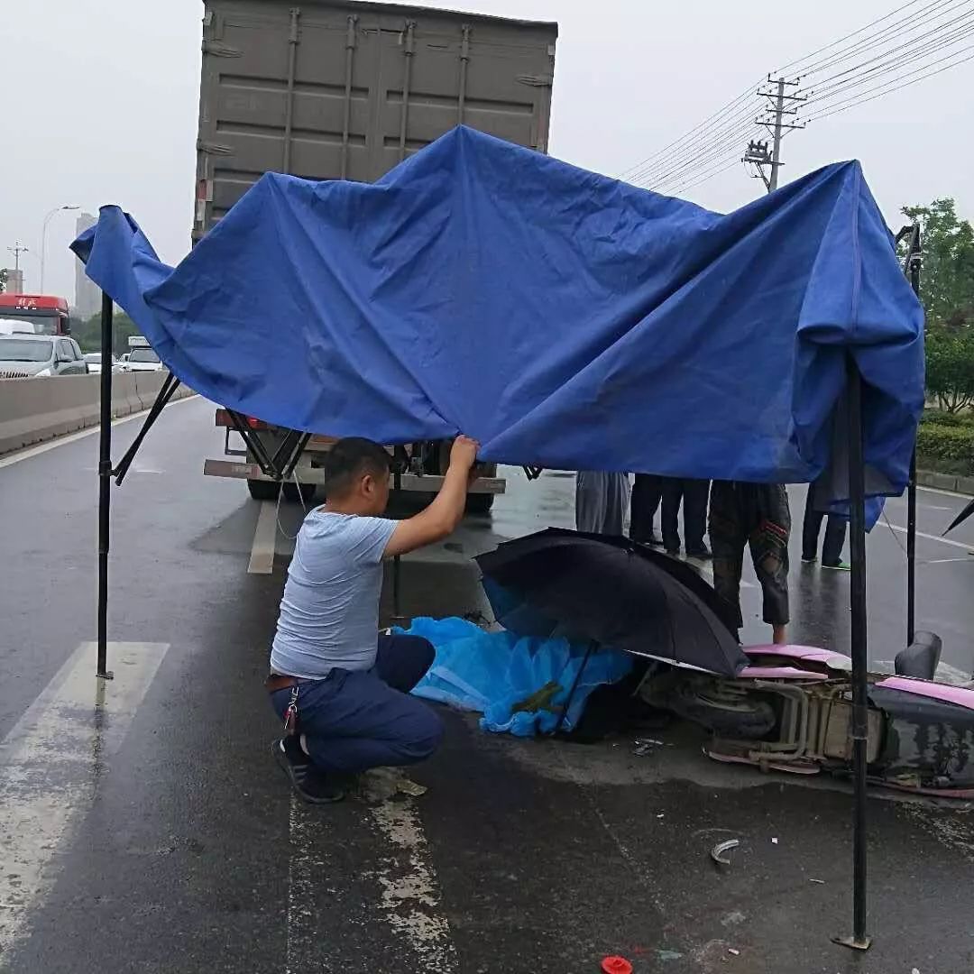 5月20日,阜陽交警三大隊插花中隊民警在305省道巡邏發現一車禍現場