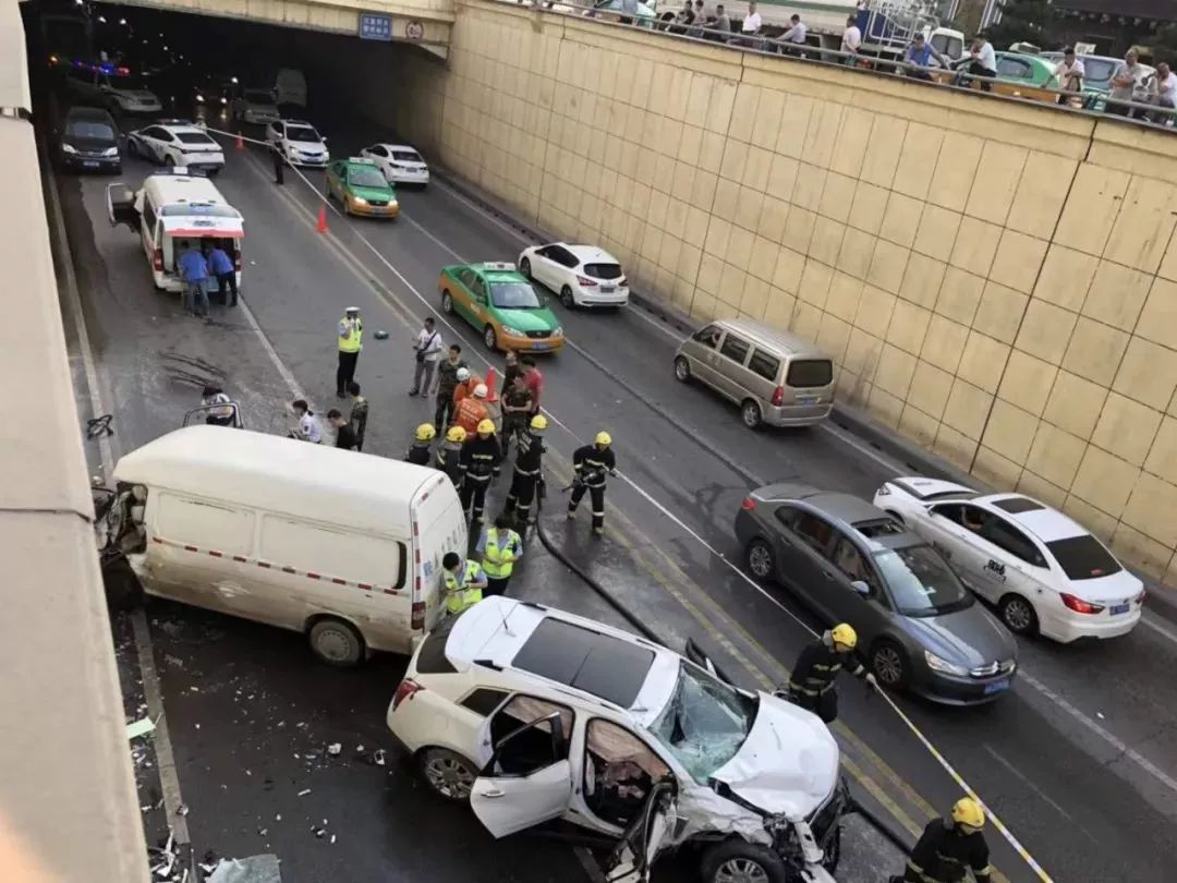 西安玉祥門車禍最新案情通報肇事司機醉駕車上乘客有一個藍田娃