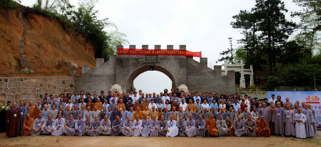 九華山上滴翠峰下波羅密門前,翠峰諸位祖師的加持,諸山長老,眾位法師