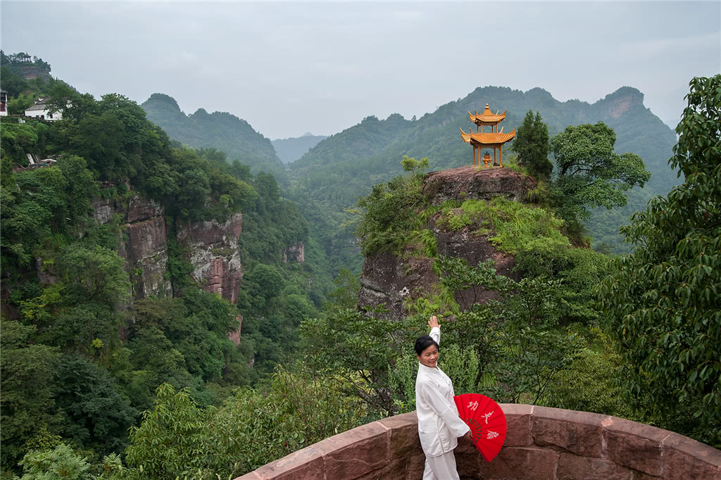 道教名山齐云山500多米高的悬崖峭壁现天街