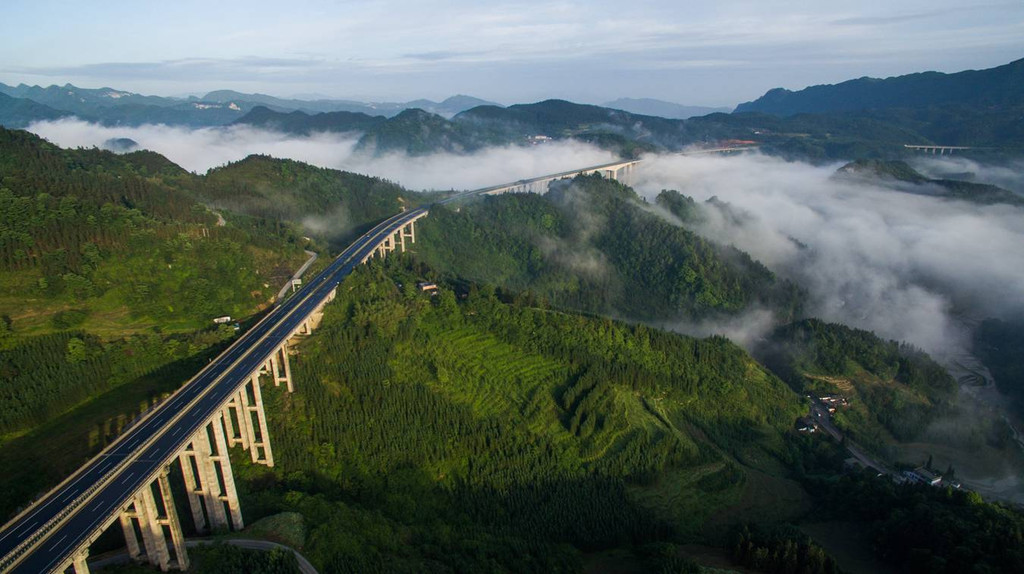 美丽乡村,大美中国纳黔高速犹如巨龙穿行在云雾中!