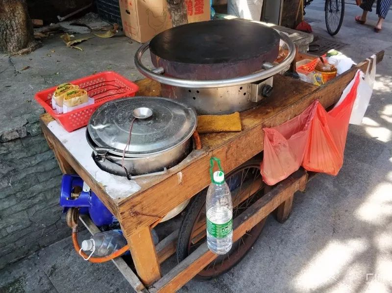 转入巷子,发现制作山东煎饼的手推车若是中午,还有很多十元饭盒的快餐