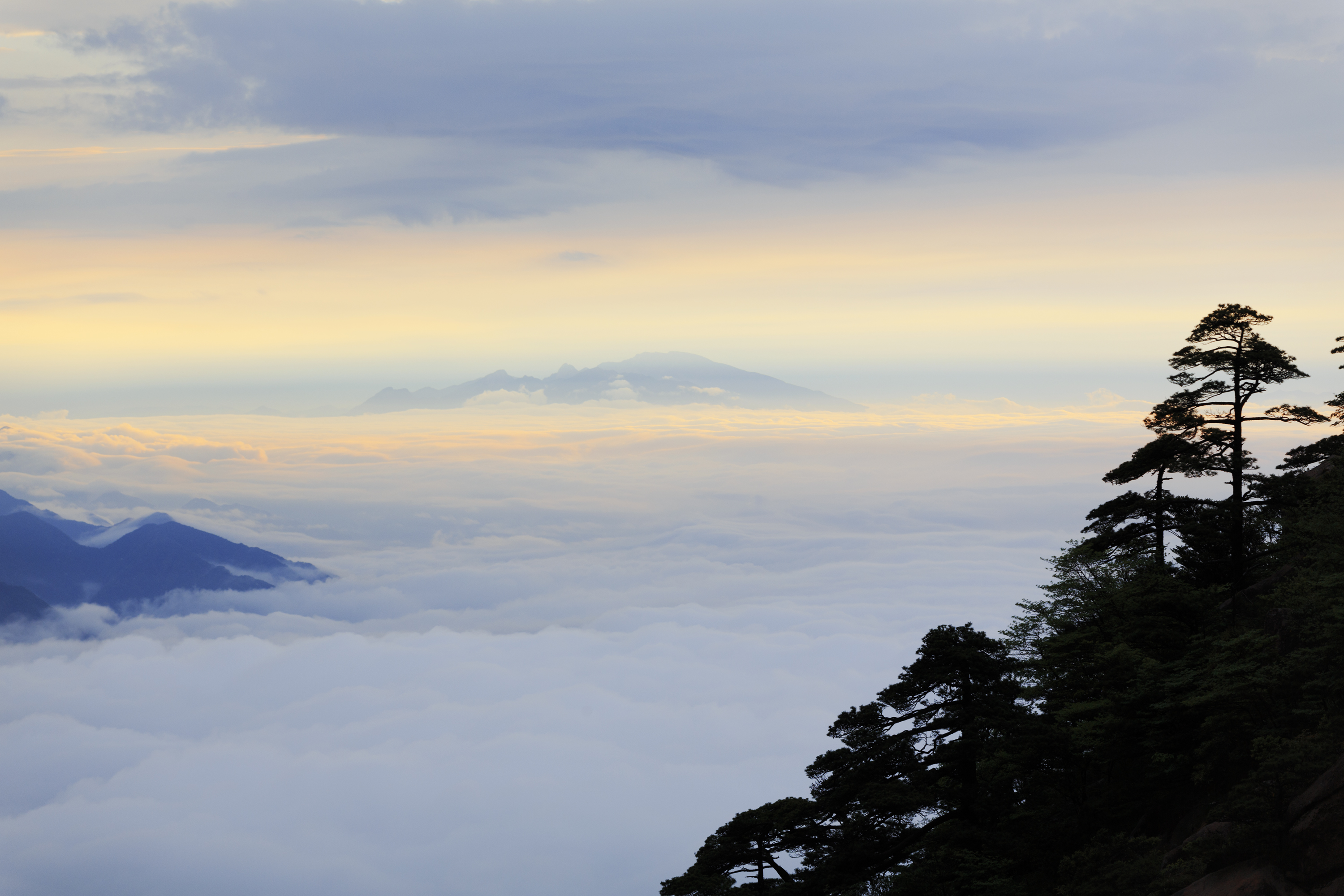 2018年5月20日,安徽黃山風景區現入夏以來最美的雲海晚霞景觀.