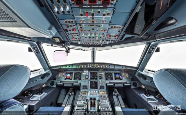 空客A330-300驾驶舱图片