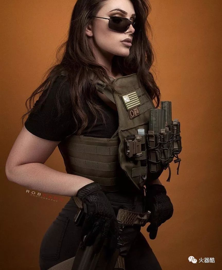 女兵拿枪霸气超拽照片图片