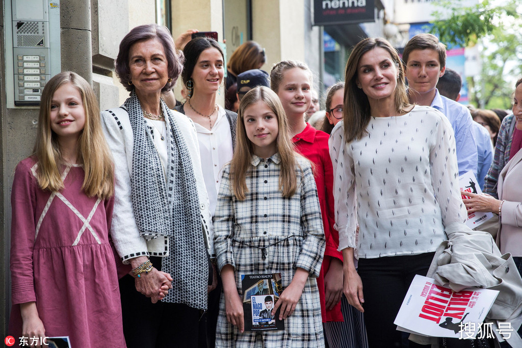 西班牙王后偕婆婆和女儿看音乐剧 公主甜美惹