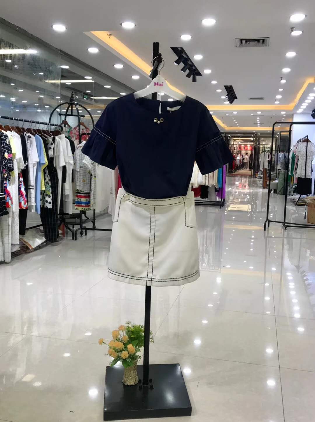 淑女坊的衣服标志图片