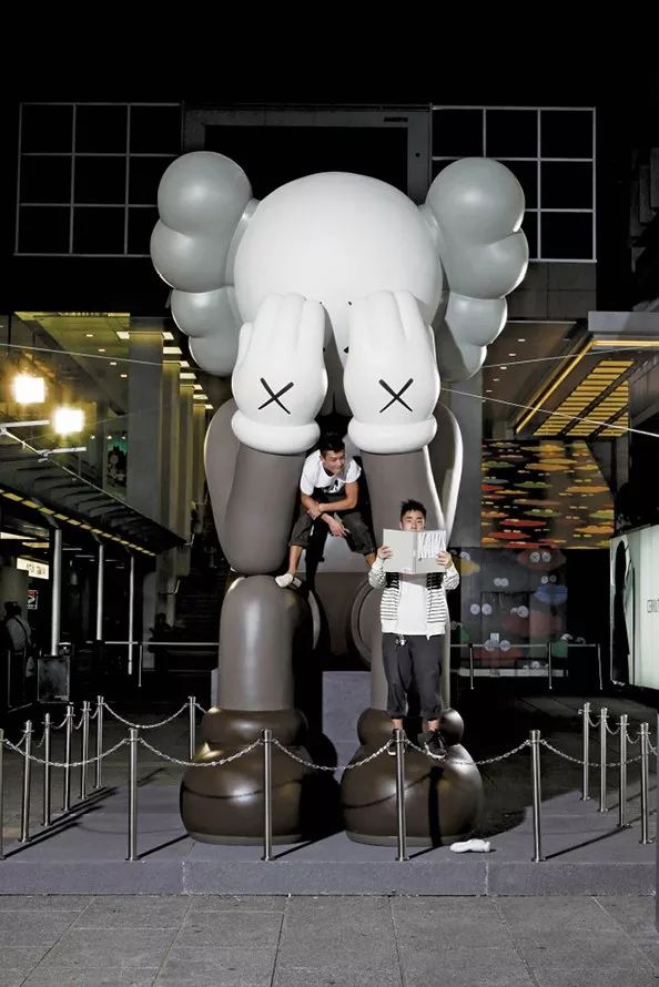 kaws 很多展览背后都有他的功劳