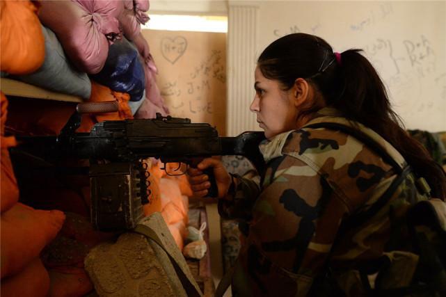 叙利亚女兵们可能要为自己的丈夫守寡,帮忙带着小孩,可以说非常的