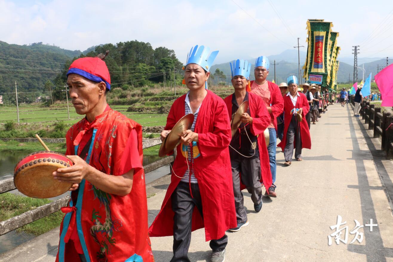 连山壮族同胞欢庆"牛王诞,小山村沸腾了!