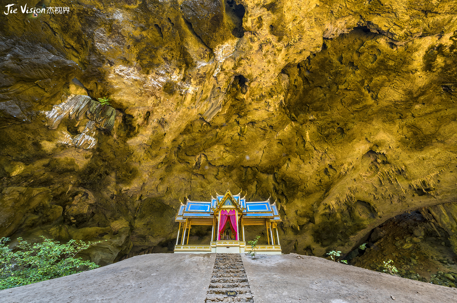 揭秘隐藏在山洞中的泰国皇家庭院帕亚那空山洞