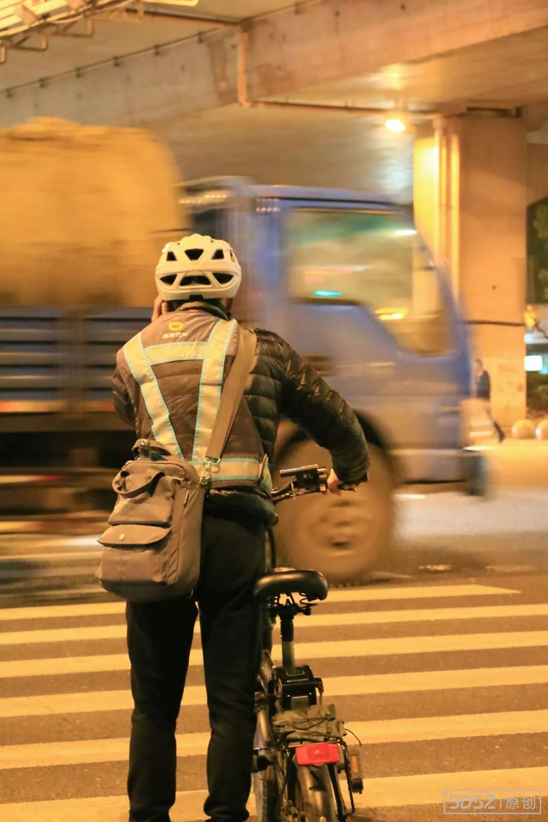 那些在蘇州地鐵公交車上疲倦打盹的陌生人成年人的休息從來都是在路上