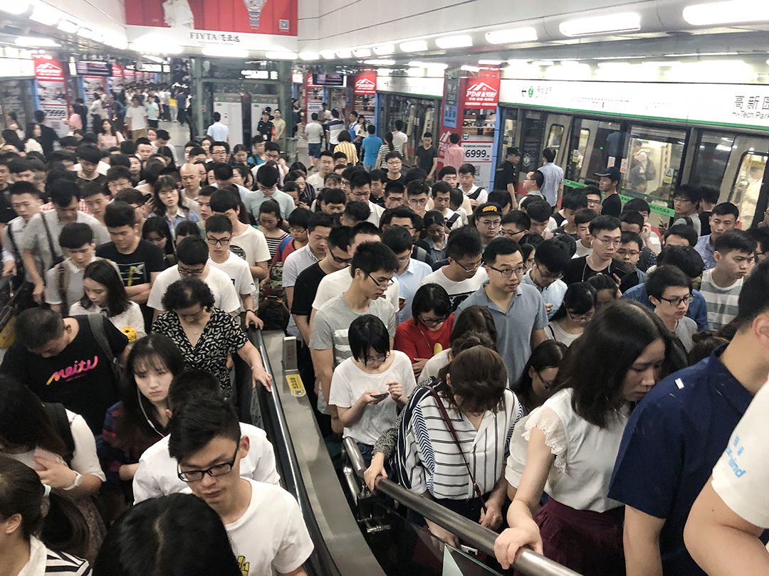 如果说南山拿下了全国gdp之首, 那高新园站一定拿下了 深圳地铁拥挤