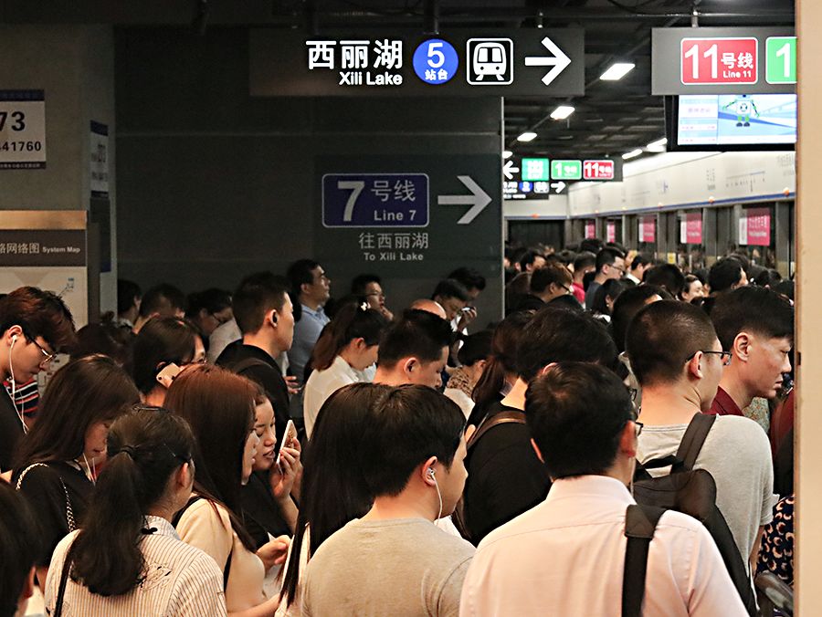 社会 正文"深圳最拥挤地铁"的实力!