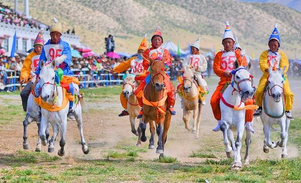 西藏当吉仁赛马节