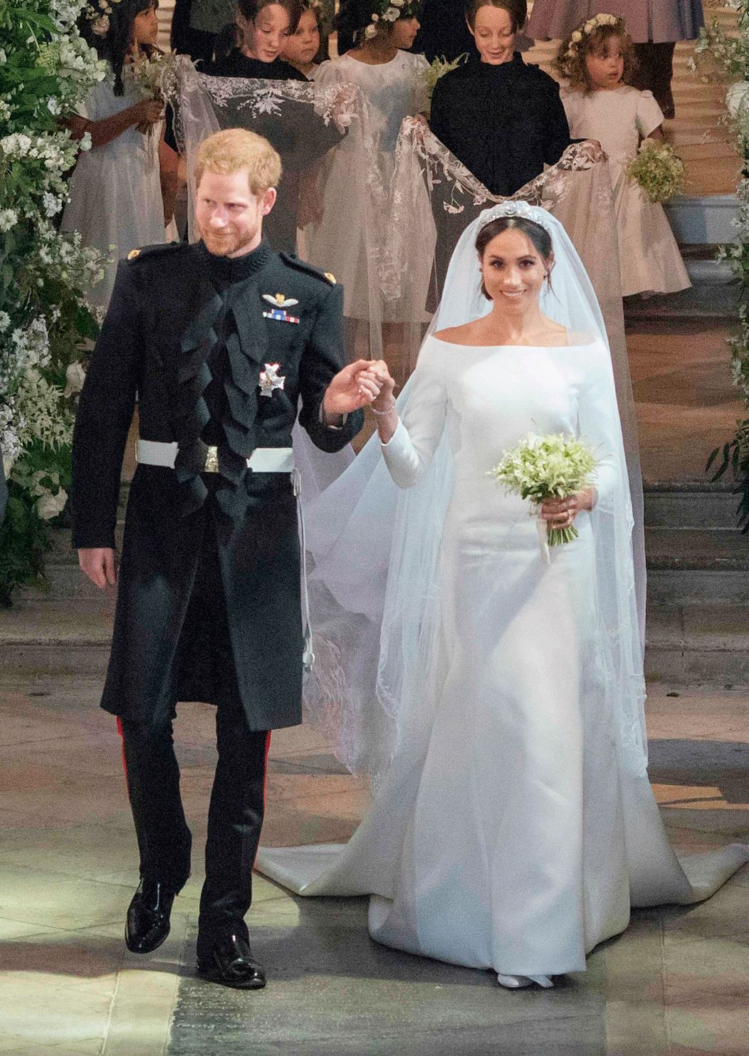 就像这次婚礼的多处反传统,新娘梅根没穿英国品牌的婚纱,而是交给了