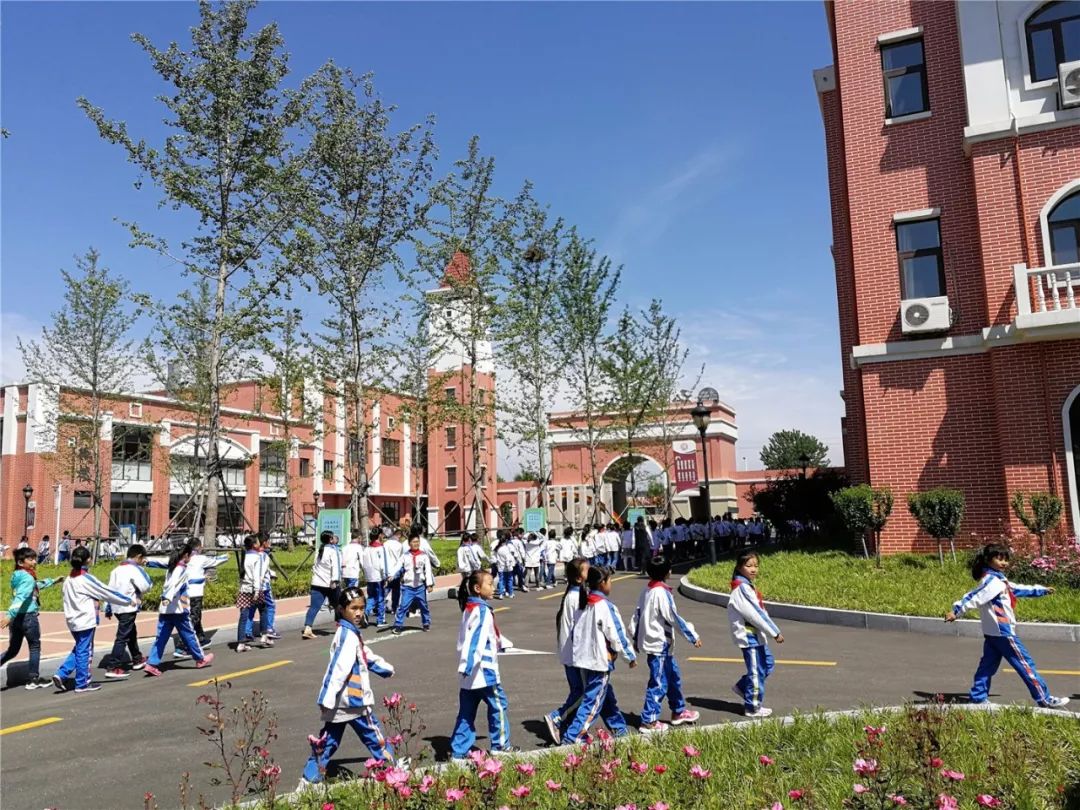 还承担了西区西海岸新区弘德学校,海王路小学,滨海小学