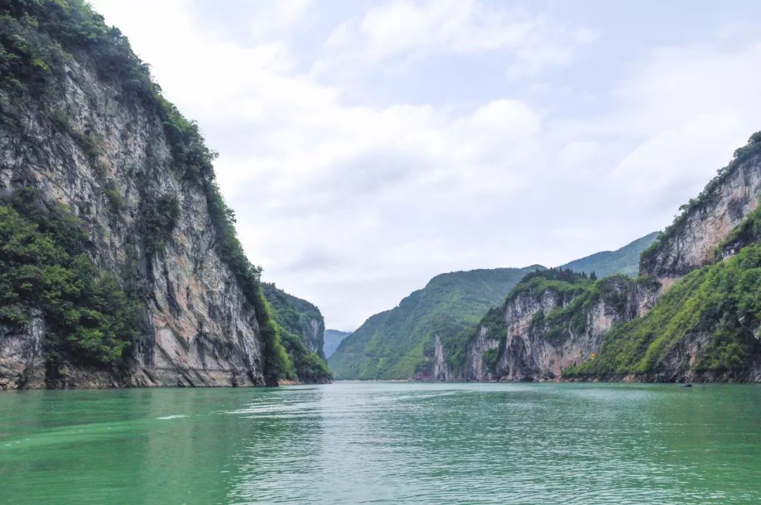 又各具特色乌江诸峡既和谐统一各显神姿山峦叠嶂,奇峰对峙两岸翠绿