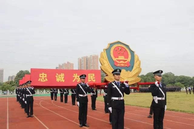 当兵考军校好考吗_复读生能考军校吗_军校退学复读新政策