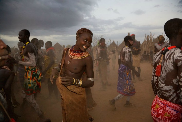 探索非洲最后的原始部落女子们的成人礼是被男子鞭笞