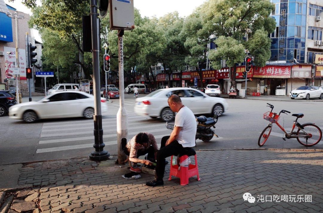 马路边擦鞋照片图片