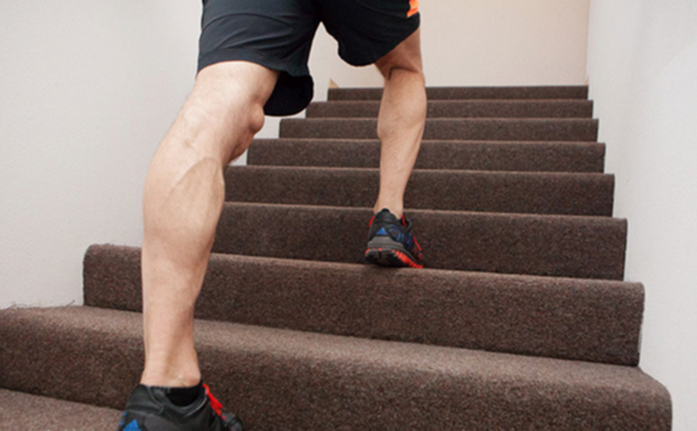 爬楼梯竟让膝盖承重400斤!特别是这几种姿势,最伤膝盖