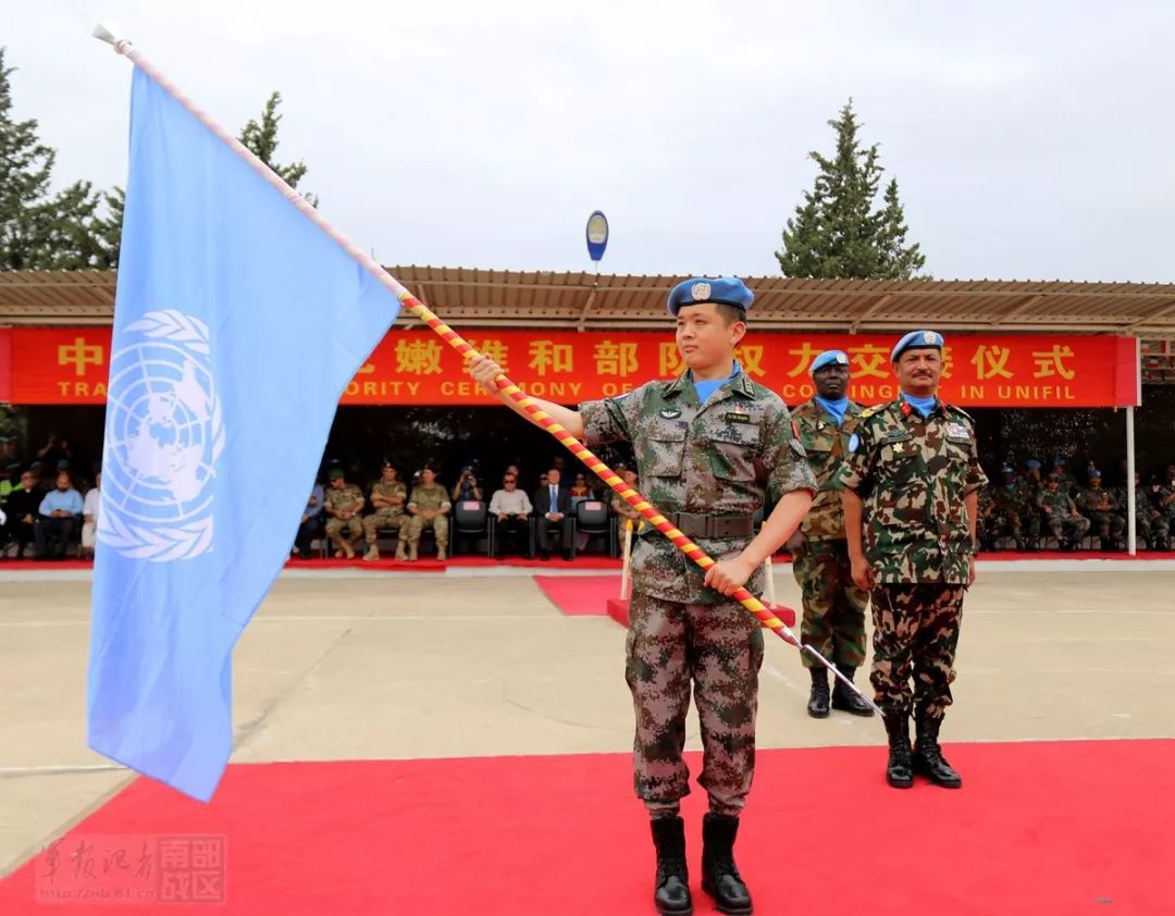 黎维和部队指挥长石鸿辉接过联合国旗,同时接过维护和平的使命(董永康