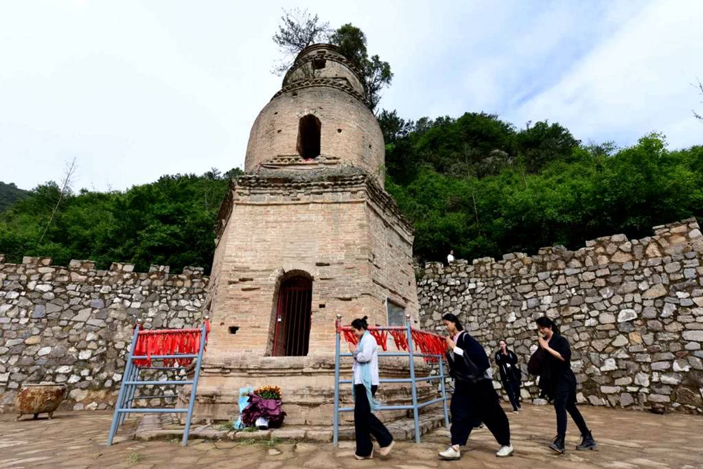 云丘山多宝灵岩禅寺浴佛节盛况信众祈福许愿消灾解厄