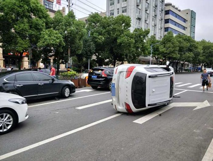 咸宁闹市四车连撞,其中一车90°侧翻!