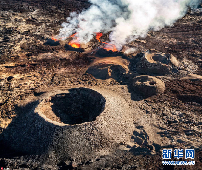 为找角度也是拼了!摄影师坐直升机冒险俯拍喷发火山