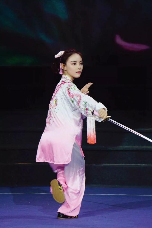 广东武术队梁壁荧90后武术美女太极王