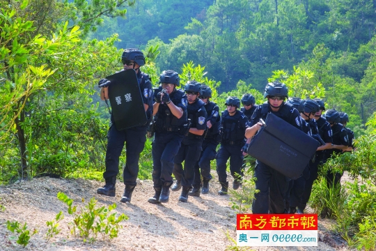 持槍團伙藏匿山中直升機索降攻堅揭秘廣州特警野外拉練