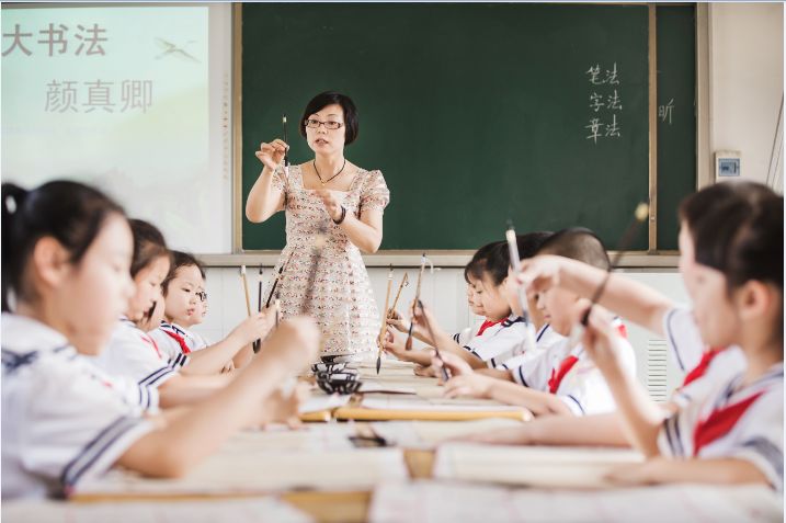 楚天都市报记者来到位于湖北荆州沙市区的红星路小学,探访这所以书法