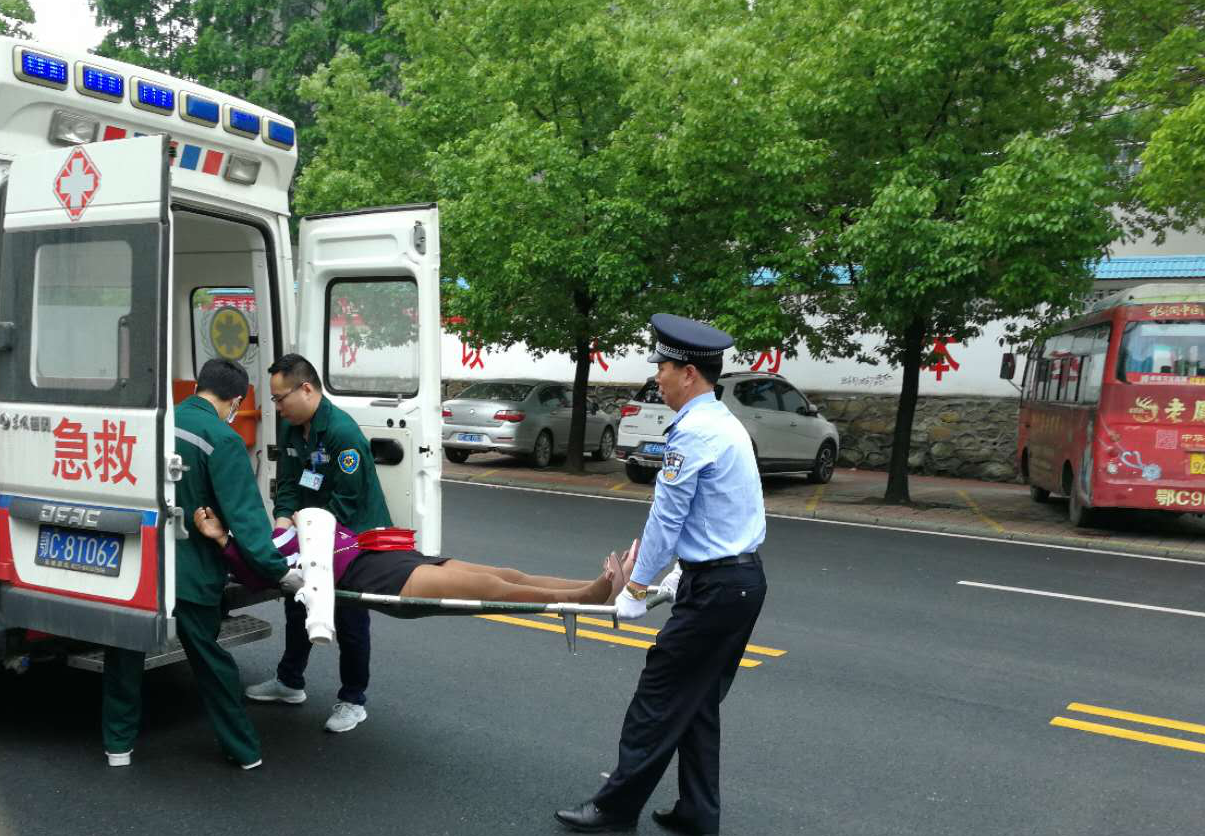 民警偶遇车祸现场及时救助受伤群众