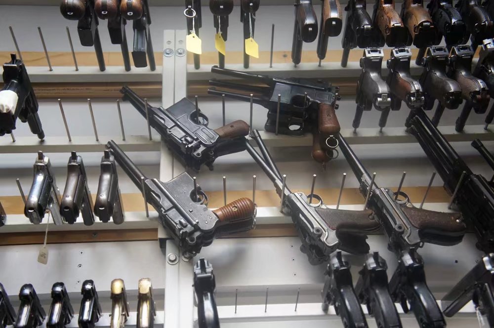 进入美国著名道具公司库房 各种枪械足够武装一个师