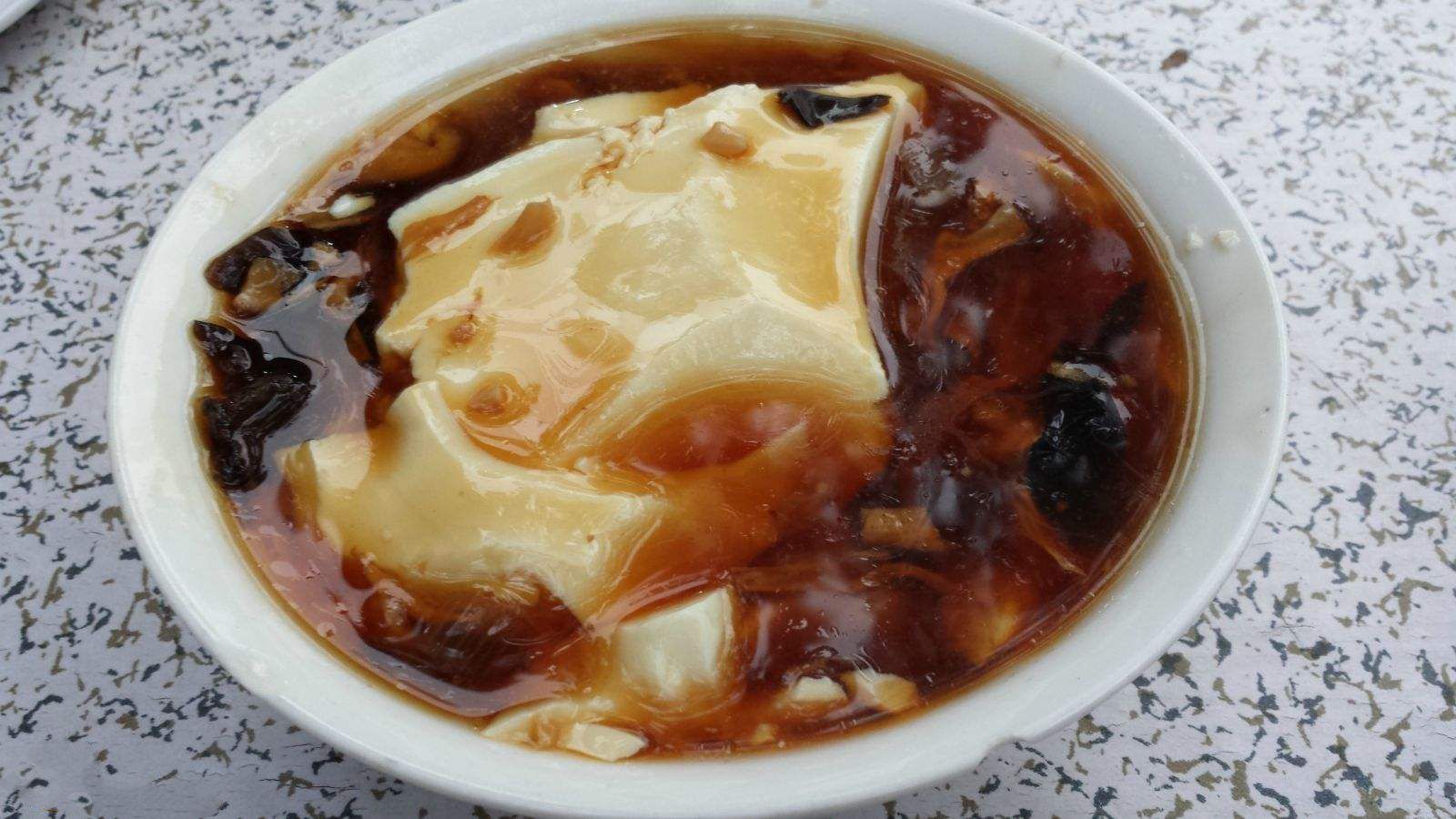 豆腐脑——南甜北咸在南方,豆腐花更多偏向于甜点形式,加入糖浆或砂糖