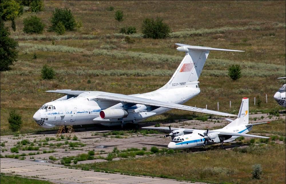 除了伊爾-76運輸機之外,扎波羅熱機場還有一些其他的運輸機,比如安-26