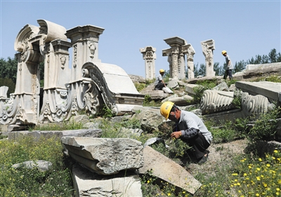 圆明园,工人在标志性景点远瀛观大水法遗址上除草为正式保护加固工程