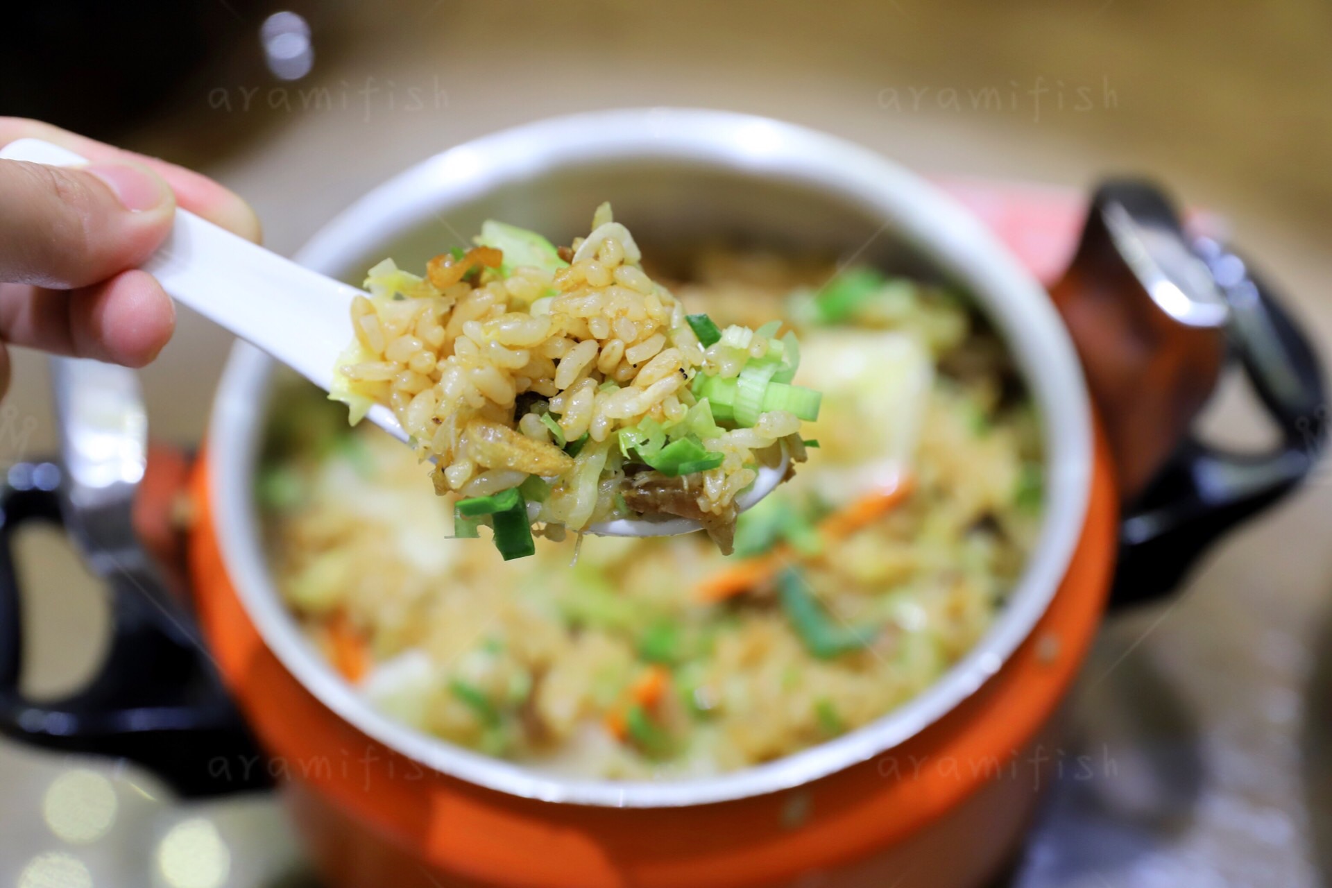 主食的話可以選我們閩南特色鹹飯——高麗菜飯.