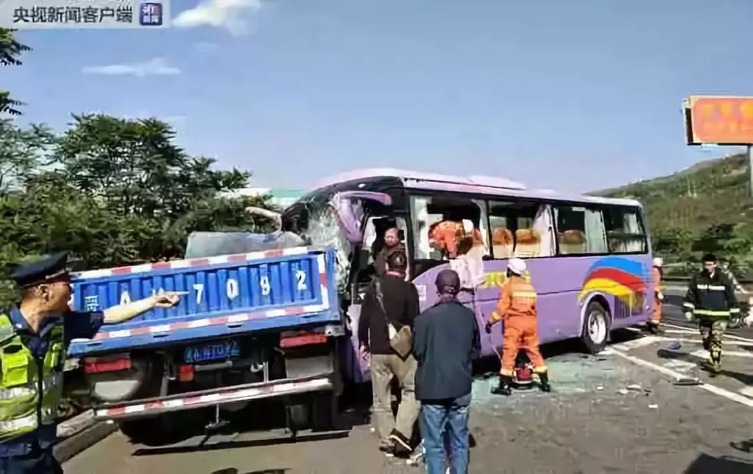 剛剛,山西這裡發生車禍!現場碎片滿地,一人當場死亡.