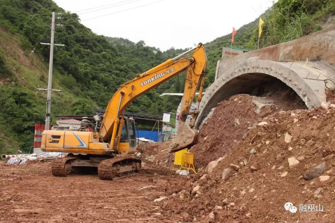 中雨,20~24℃ 5月23日,記者在巫大高速白泉隧道施工現場看見,挖機正在