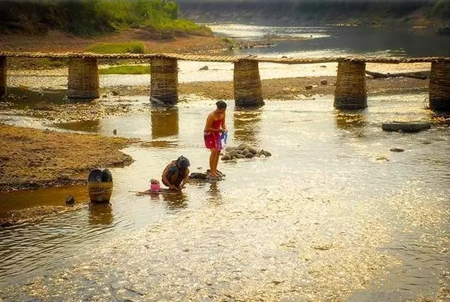 这个国家的姑娘喜欢河边洗澡姑娘们感觉很自然游客却尴尬了