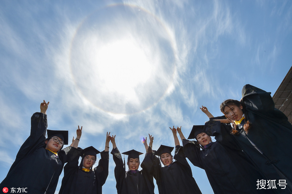 2018年5月24日,河北省石家庄,河北科技大学机械学院的毕业生们在校园